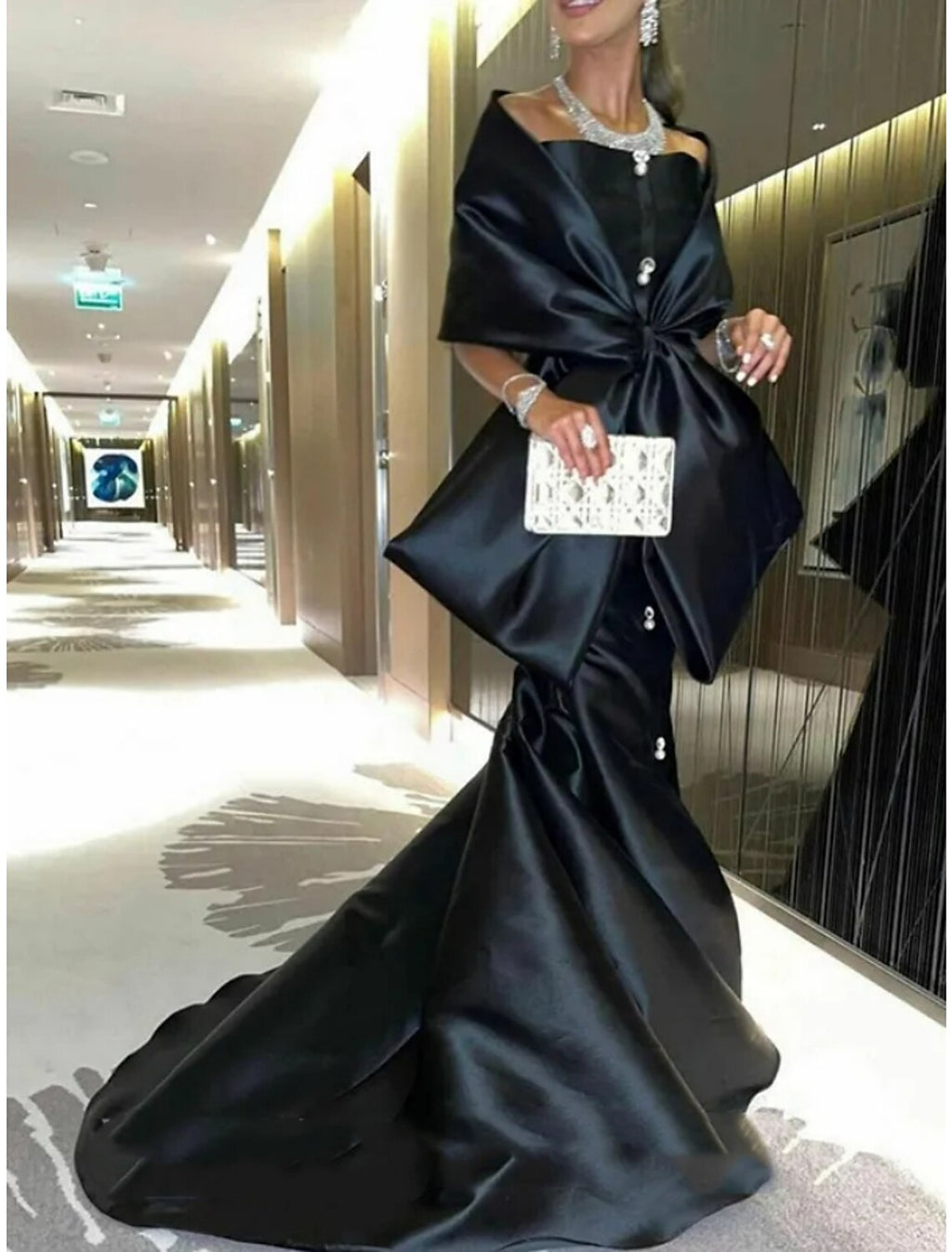 Vestido de noche elegante de sirena/trompeta, vestido formal de corte, cola, media manga, hombros descubiertos, satén con lazo(s) y abertura