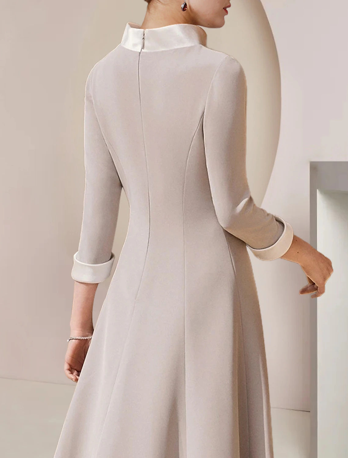 Vestido de madre de la novia de corte A, formal, para invitados a la boda, elegante, cuello alto, asimétrico, largo hasta la rodilla, satén, manga 3/4 con lazo(s), broche de cristal