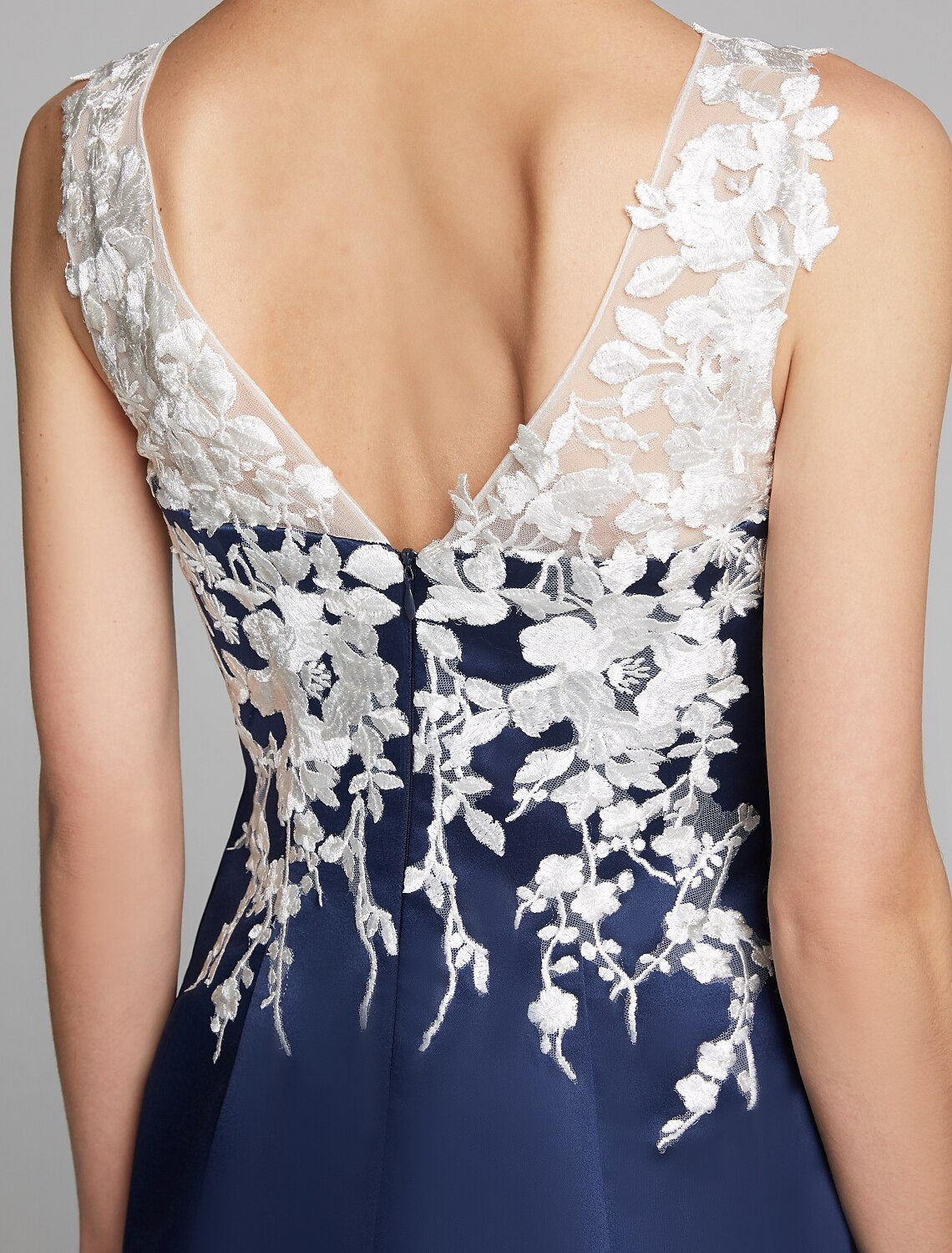 Vestido de madre de la novia con corte tubo/columna, chal incluido, escote joya, largo hasta la rodilla, satén, encaje, sin mangas y apliques