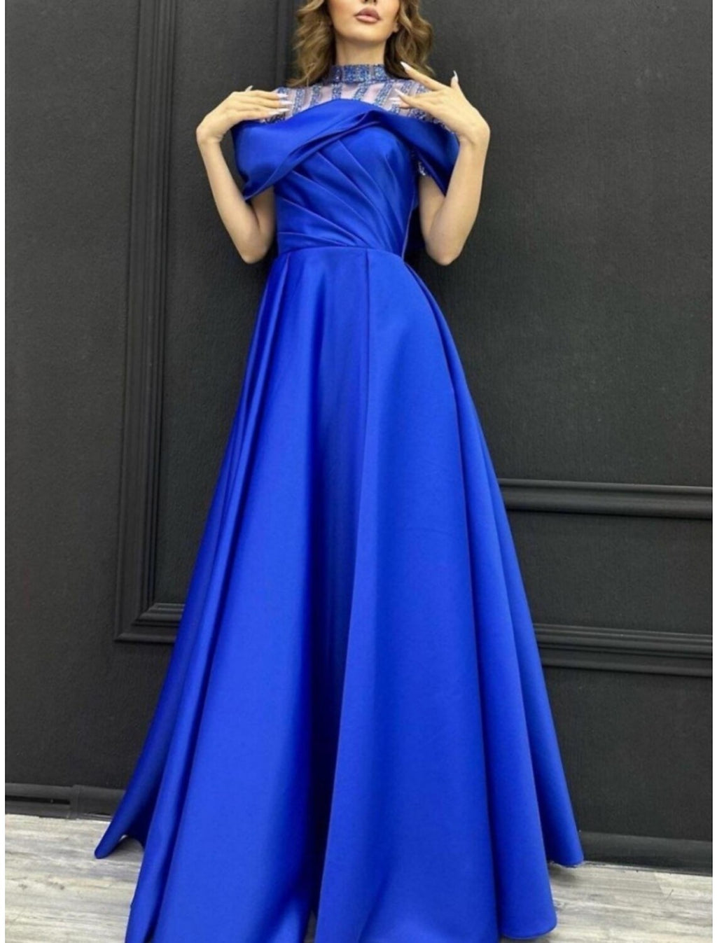 Vestido de noche elegante de corte A, formal, con cola larga y mangas cortas, cuello alto, satén con pliegues y cristales.