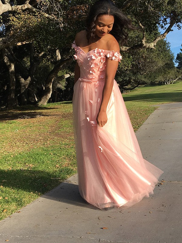 Vestidos de tul con hombros descubiertos, sin mangas, corte A/princesa y apliques hasta el suelo