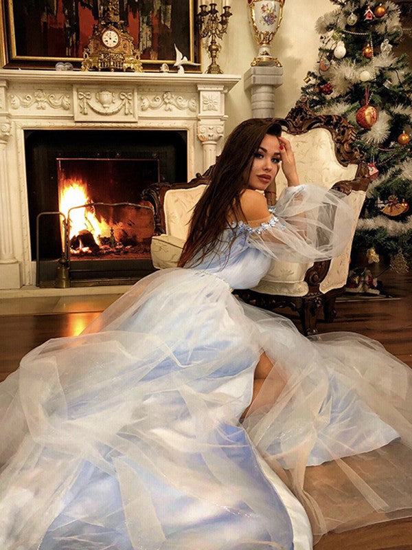 Vestidos de tul con corte princesa, hombros descubiertos, mangas largas y cuentas hasta el suelo