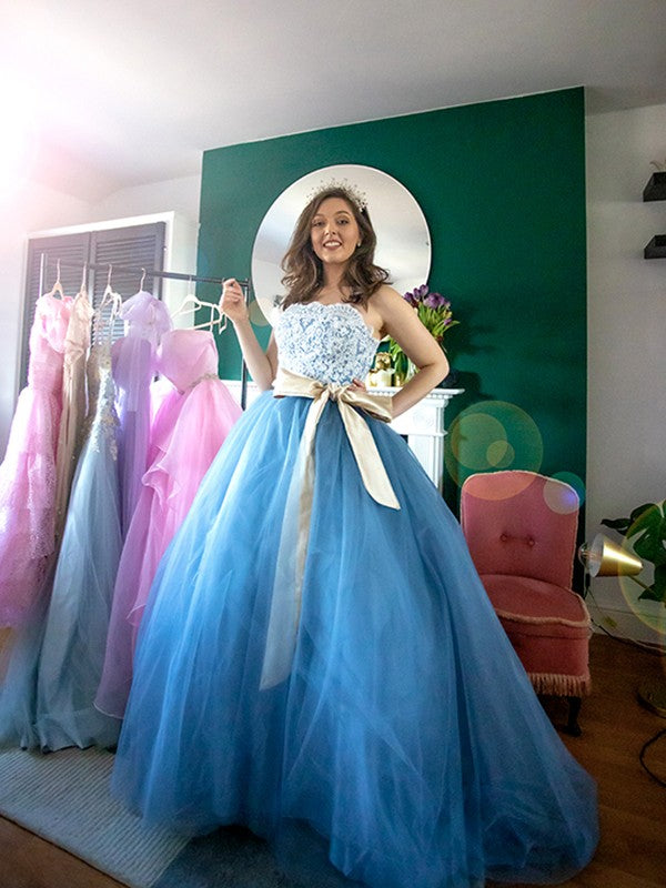 Vestidos de fiesta sin mangas de tul con cola larga y escote corazón con apliques