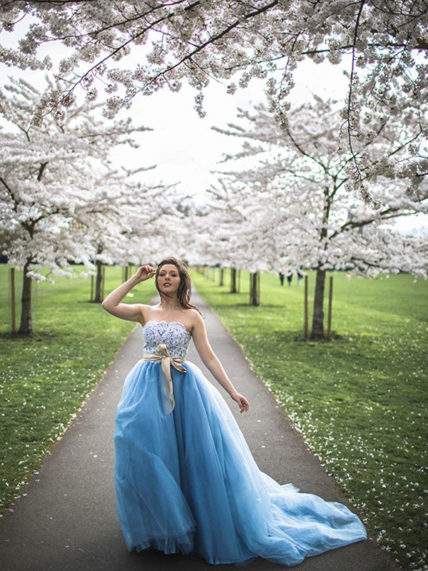 Vestidos de fiesta sin mangas de tul con cola larga y escote corazón con apliques