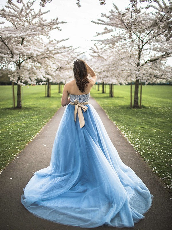 Vestidos de fiesta sin mangas de tul con cola larga y escote corazón con apliques