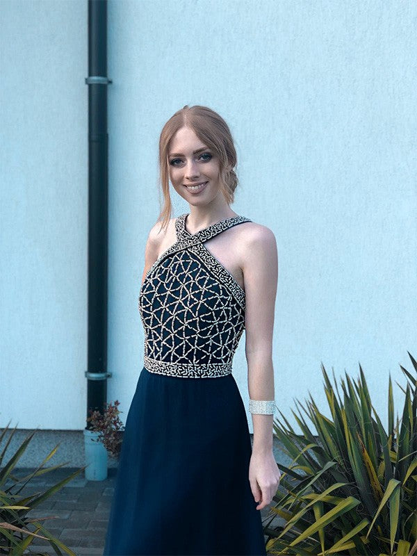 Vestidos de gasa con cuello halter, sin mangas, con pedrería y corte princesa