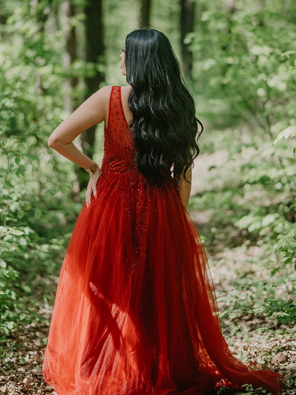 Vestidos sin mangas de corte A/princesa con escote en V, tul, abalorios y cola larga