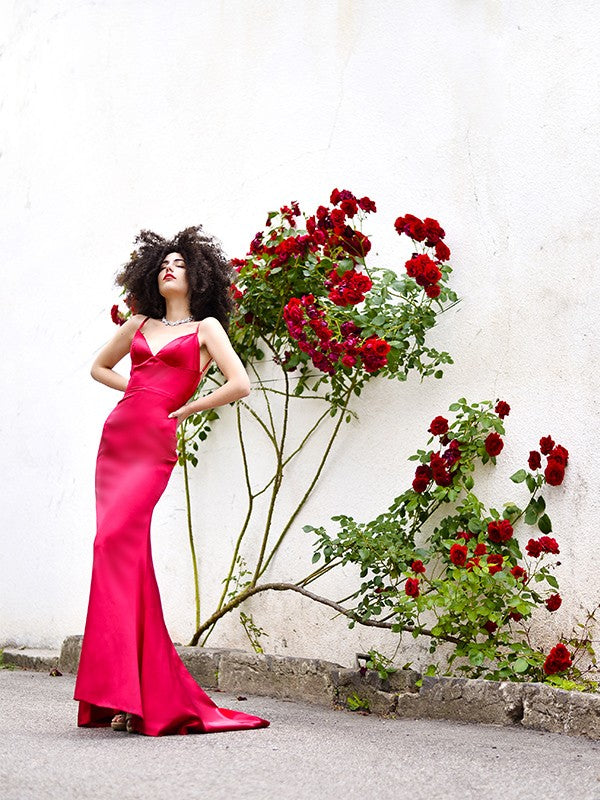 Vestidos de corte tubo/columna de satén tipo seda, escote en V, sin mangas, con volantes y cola larga