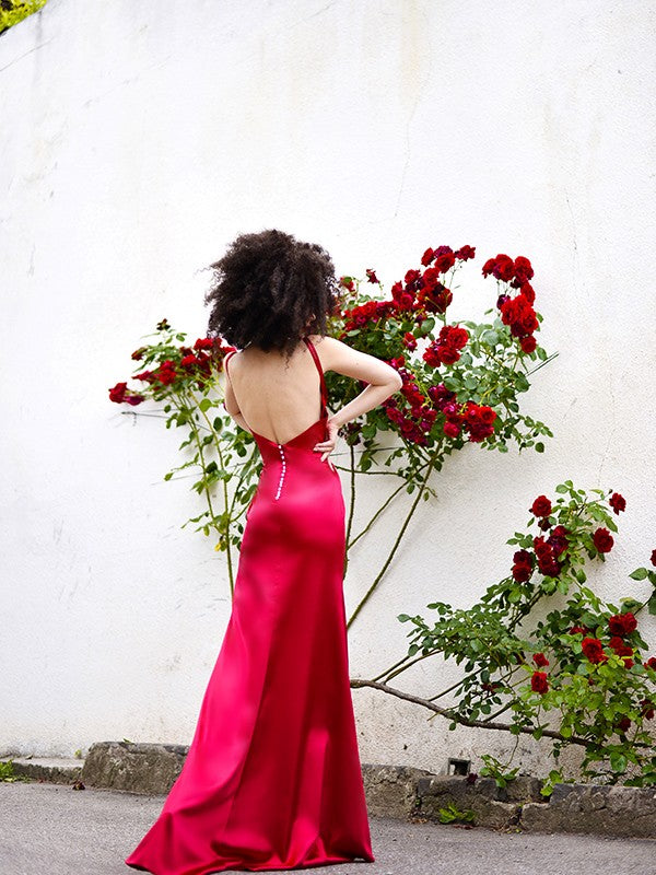 Vestidos de corte tubo/columna de satén tipo seda, escote en V, sin mangas, con volantes y cola larga