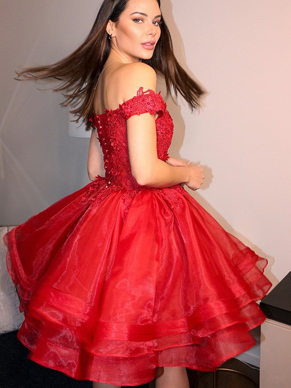 Vestido de fiesta corto con hombros descubiertos y apliques de organza