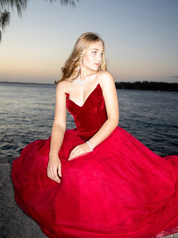 Vestidos de baile con escote corazón de tul sin mangas y cola de corte