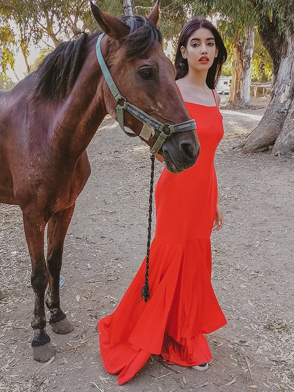 Abiti lunghi fino a terra con spalline sottili e strati senza maniche in raso a tubino/colonna