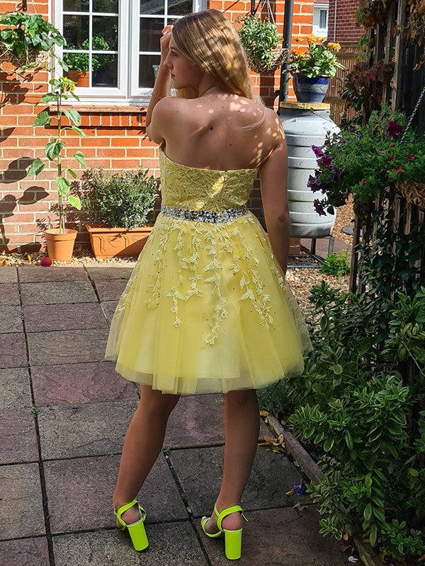 Vestidos de fiesta cortos/mini de corte A/princesa, sin mangas, con cuello halter y apliques de tul