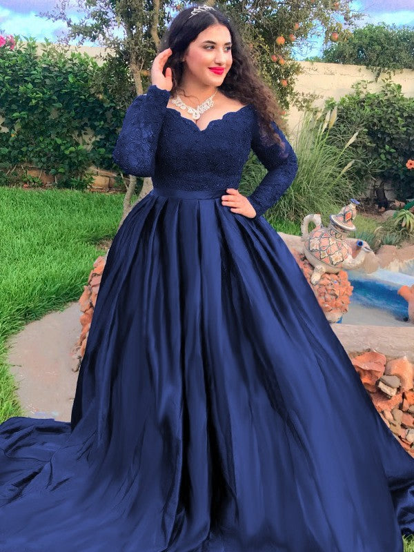 Vestido de fiesta de satén con hombros descubiertos, cuentas, mangas largas y cola larga