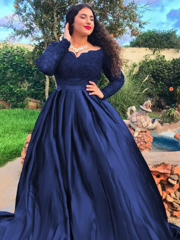 Vestido de fiesta de satén con hombros descubiertos, cuentas, mangas largas y cola larga