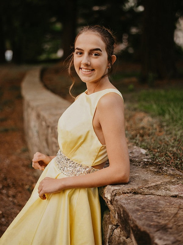 Vestidos de fiesta cortos/mini de satén con cuentas, corte A/princesa, sin mangas y escote redondo