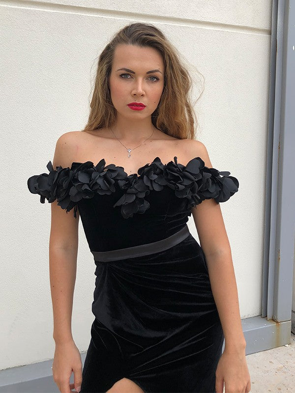 Vestidos de terciopelo con hombros descubiertos, corte princesa, sin mangas y con flores hechas a mano