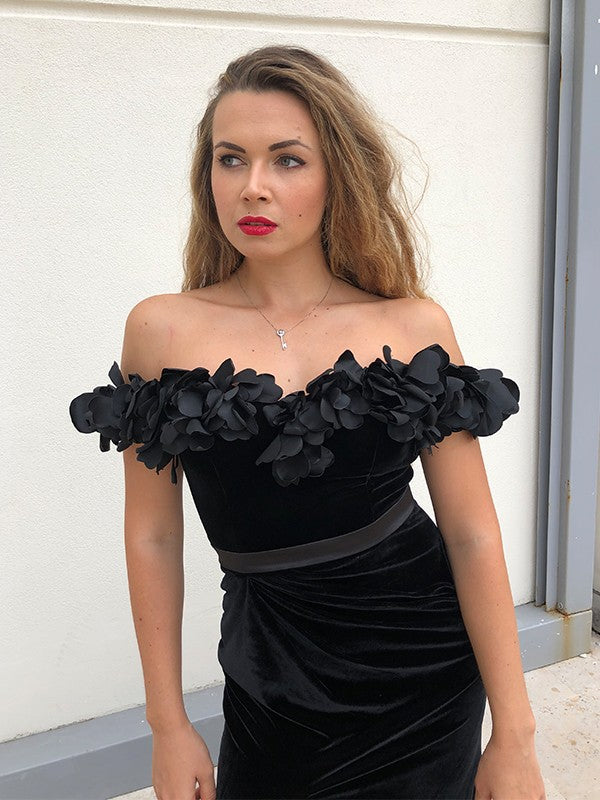 Vestidos de terciopelo con hombros descubiertos, corte princesa, sin mangas y con flores hechas a mano