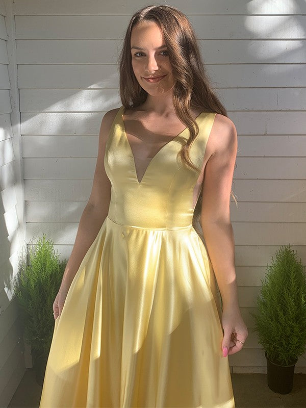 Vestidos de satén con escote en V, sin mangas, con volantes y cola larga, corte A/princesa