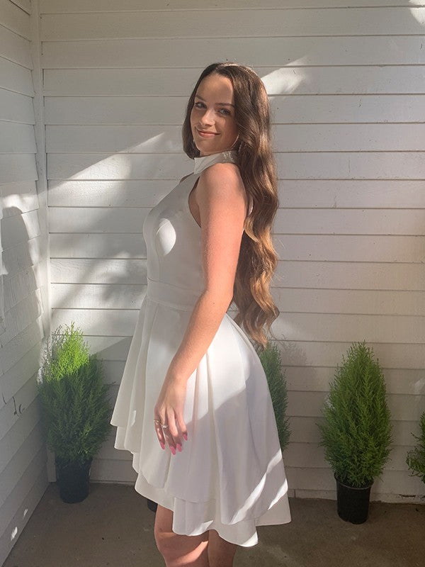 Vestidos de fiesta cortos/mini de satén con volantes, corte A/princesa, halter, sin mangas