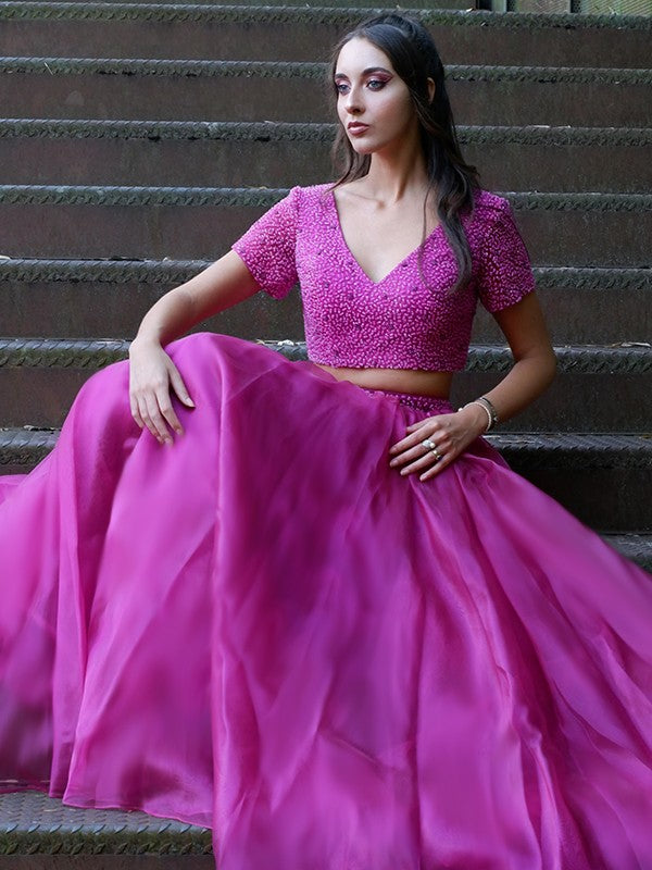 Vestido de dos piezas corte A/princesa de tul, escote en V, abalorios, mangas cortas y largo hasta el suelo