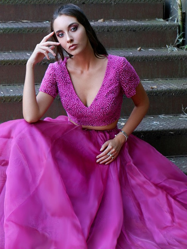 Vestido de dos piezas corte A/princesa de tul, escote en V, abalorios, mangas cortas y largo hasta el suelo