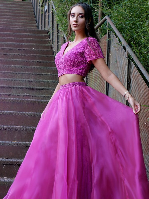 Vestido de dos piezas corte A/princesa de tul, escote en V, abalorios, mangas cortas y largo hasta el suelo