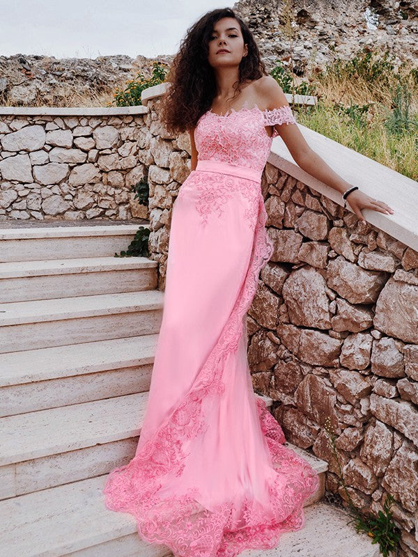 Abiti a tubino/colonna con spalle scoperte, in raso di seta, senza maniche, in pizzo, con strascico a ruota