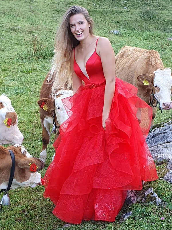 Vestidos de corte A/princesa con capas de tul, tirantes finos, sin mangas y hasta el suelo