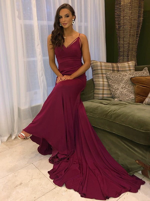 Vestidos de jersey de corte trompeta/sirena con tirantes finos, fruncidos, sin mangas y con cola larga