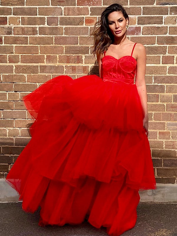 Vestidos de corte A/princesa con capas de tul, tirantes finos, sin mangas y cola larga