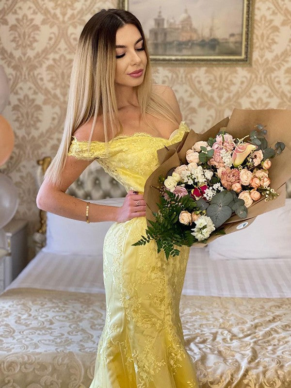 Vestidos de corte trompeta/sirena con apliques de encaje, hombros descubiertos, sin mangas y cola larga