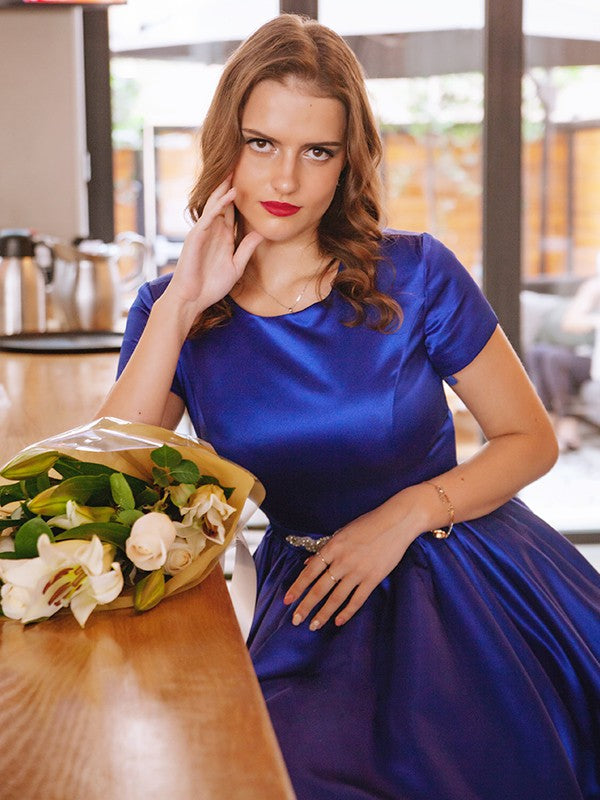 Vestidos cortos/mini de corte A/princesa, de satén, con faja/cinturón y escote redondo, mangas cortas