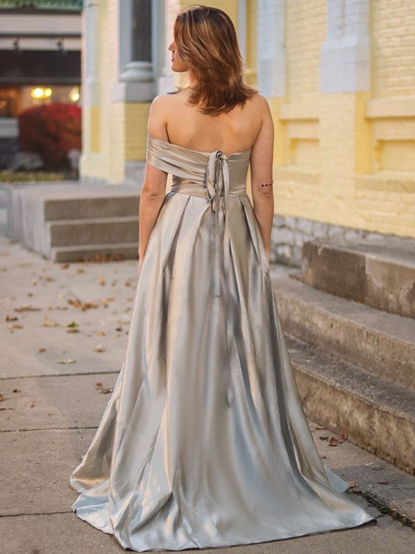 Vestidos de satén con corte A/princesa, fruncidos, sin tirantes, sin mangas y con cola larga