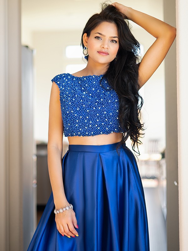 Vestido de dos piezas corte A/princesa, de satén, con cuentas, escote redondo, sin mangas y largo hasta el suelo