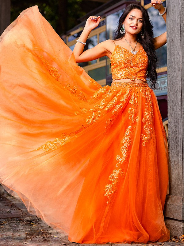 Vestido de dos piezas corte A/princesa con apliques de tul, escote en V, sin mangas y largo hasta el suelo