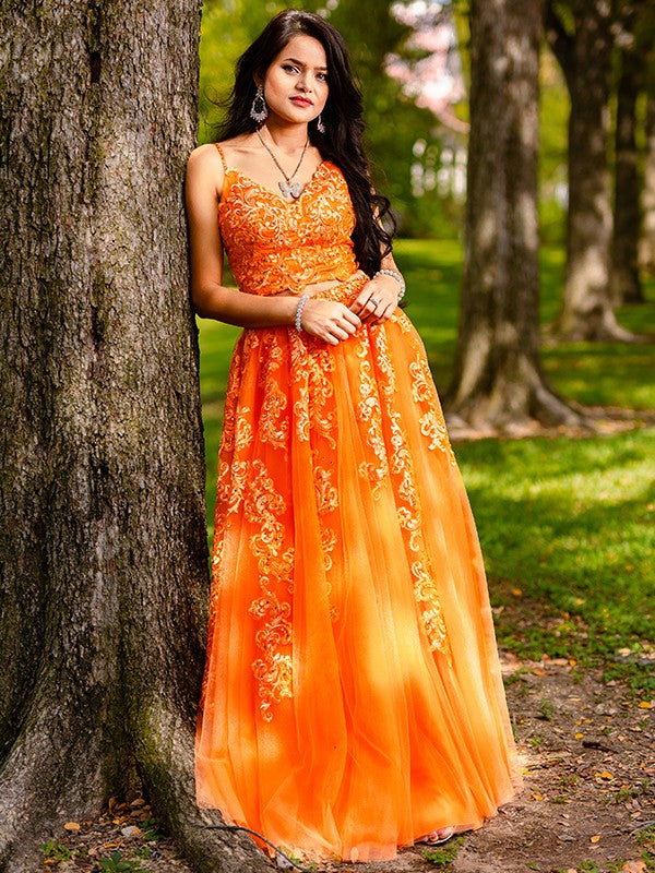 Vestido de dos piezas corte A/princesa con apliques de tul, escote en V, sin mangas y largo hasta el suelo