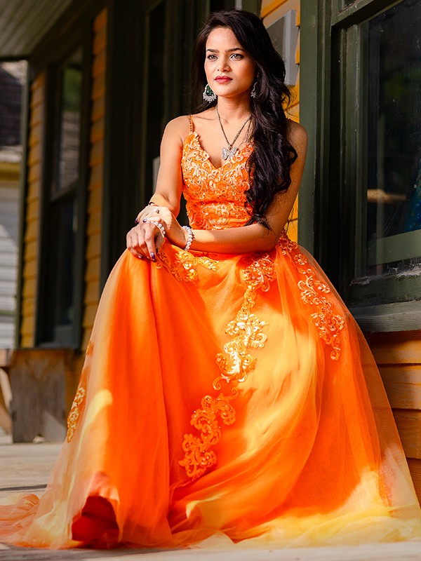 Vestido de dos piezas corte A/princesa con apliques de tul, escote en V, sin mangas y largo hasta el suelo