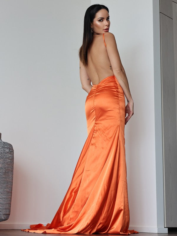 Abiti a tubino/colonna in raso con scollo a V, senza maniche, con strascico a ruota