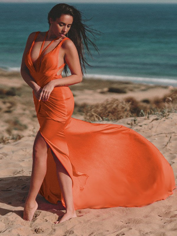 Vestidos de jersey con escote en V fruncido, sin mangas y con cola larga