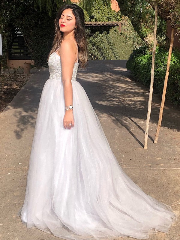Vestidos de corte A/princesa con tul, cuentas, tirantes finos, sin mangas y cola larga