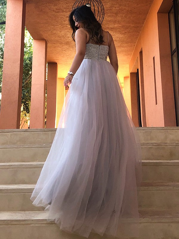 Vestidos de corte A/princesa con tul, cuentas, tirantes finos, sin mangas y cola larga