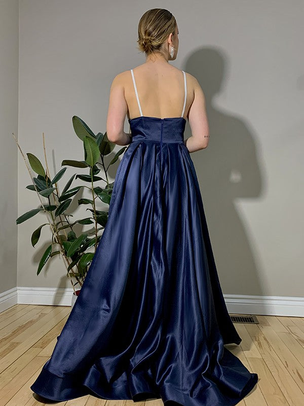 Vestidos de satén con volantes, escote en V, sin mangas y cola larga, corte princesa/a