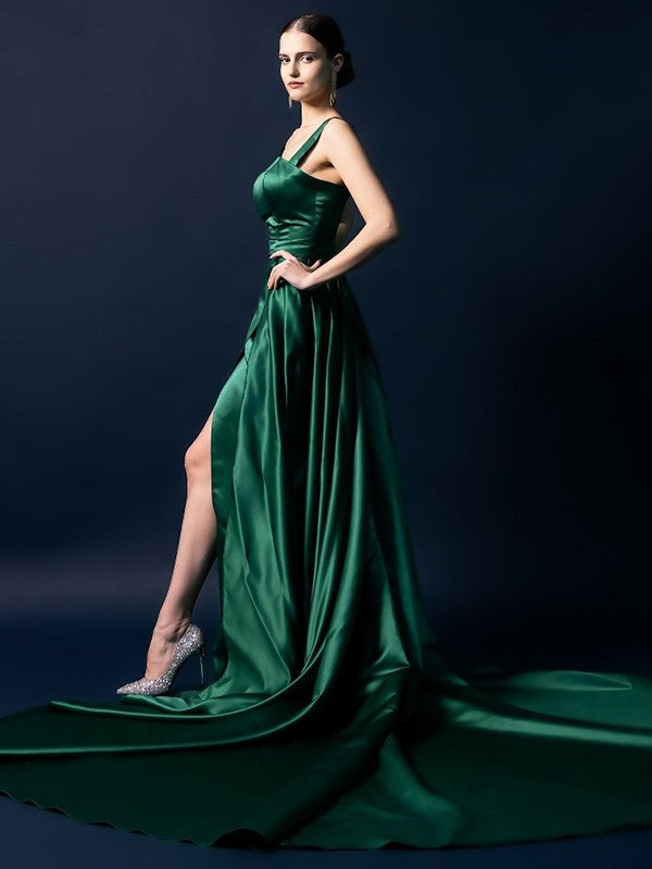 Vestidos de satén con corte A/princesa, fruncidos, cuadrados, sin mangas y con cola capilla