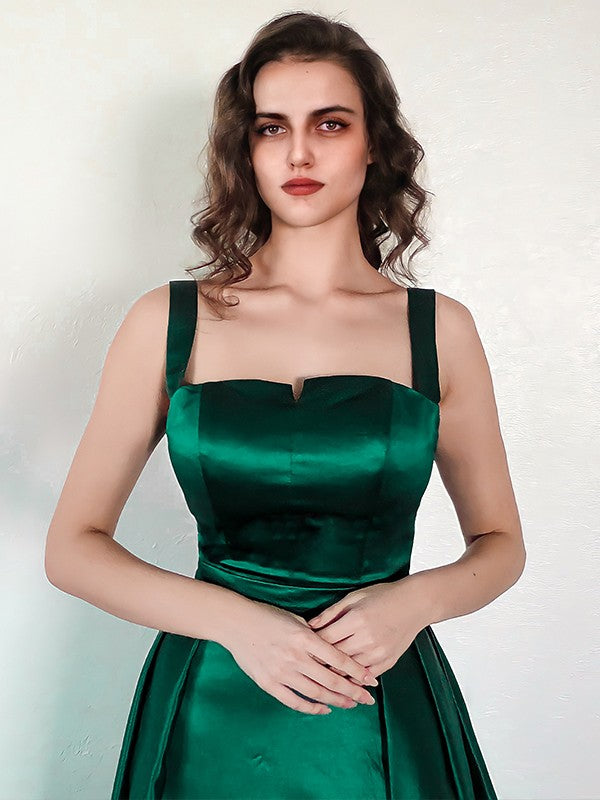 Vestidos de satén con corte A/princesa, fruncidos, cuadrados, sin mangas y con cola capilla