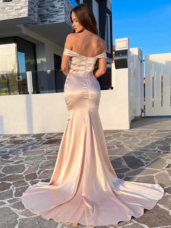 Vestidos de corte tubo/columna de satén tipo seda, fruncidos, hombros descubiertos, sin mangas y con cola de corte
