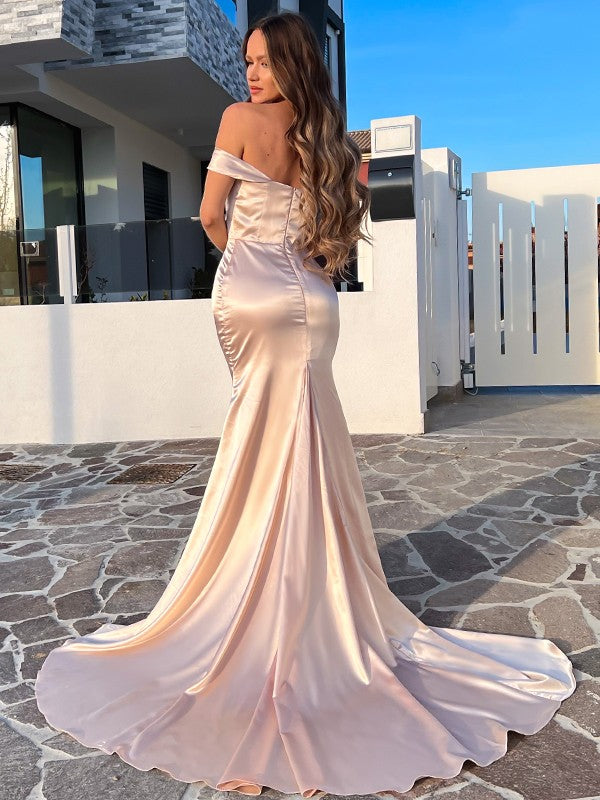 Vestidos de corte tubo/columna de satén tipo seda, fruncidos, hombros descubiertos, sin mangas y con cola de corte