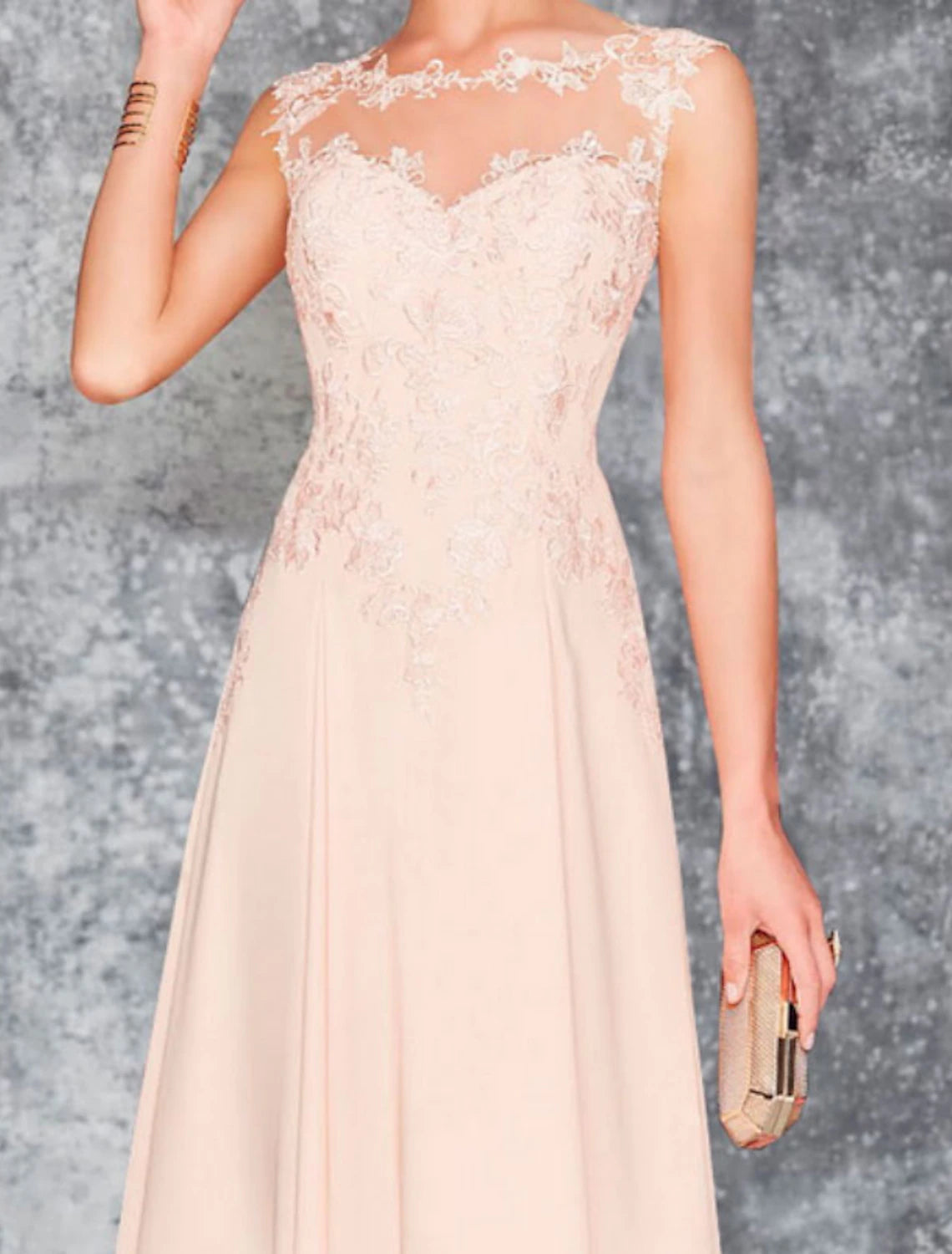 Abito da cerimonia per la madre della sposa, a trapezio, con scollo a V, lunghezza al ginocchio, in chiffon, pizzo, maniche lunghe, con applicazioni e arricciature.