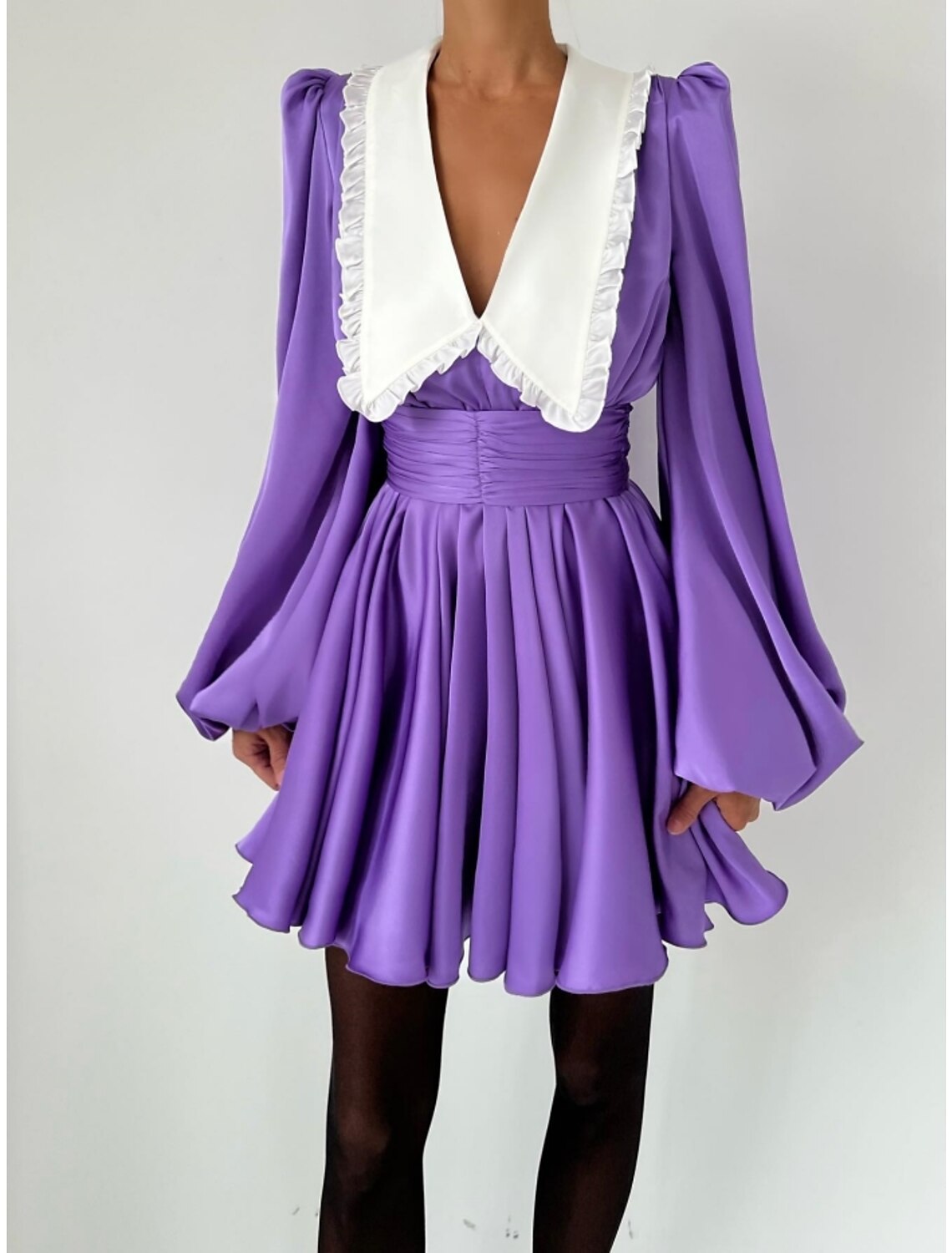 Vestidos de fiesta de corte A, vestido vintage, vestido corto/mini, vestido negro, manga larga, escote en V, satén con pliegues y volantes fruncidos.