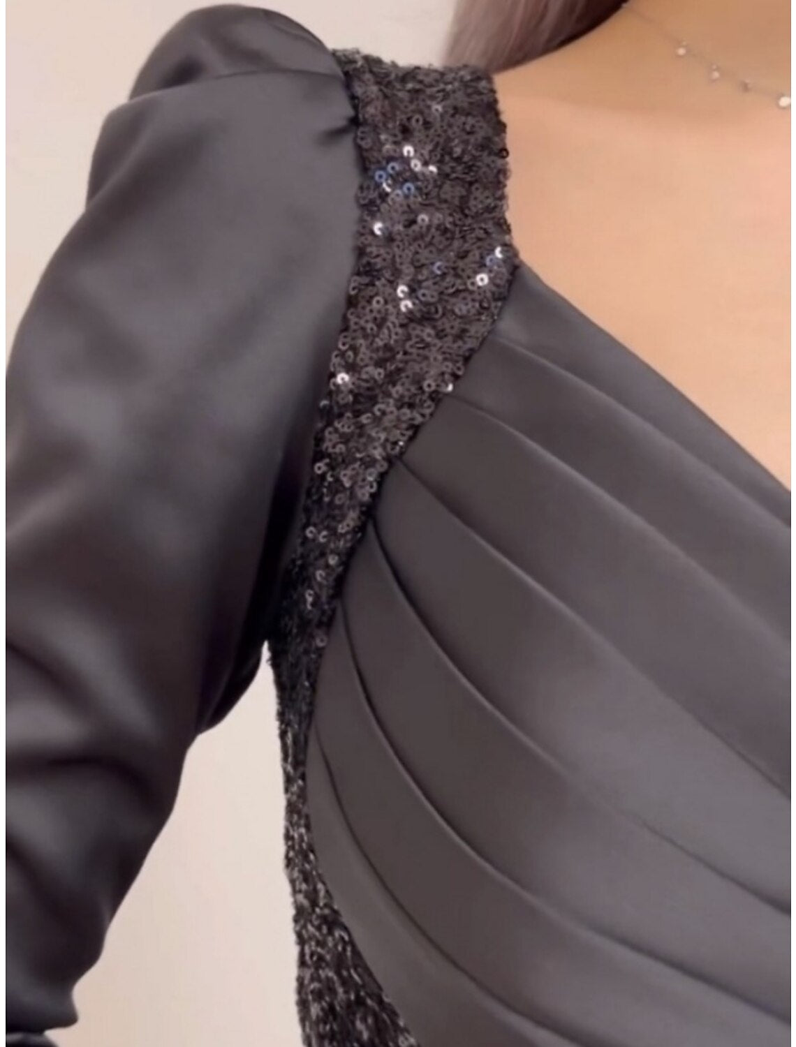 Vestido de noche elegante de corte A, vestido formal de cola de corte, vestido negro, manga larga, un hombro, satén con pliegues y lentejuelas fruncidas.